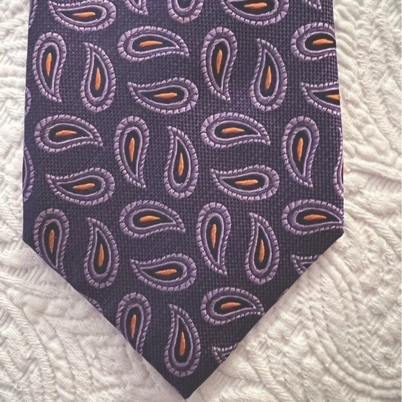 PAUL Fredrick purple paisley tie, 100% silk, 57” x 4”. - Picture 4 of 6